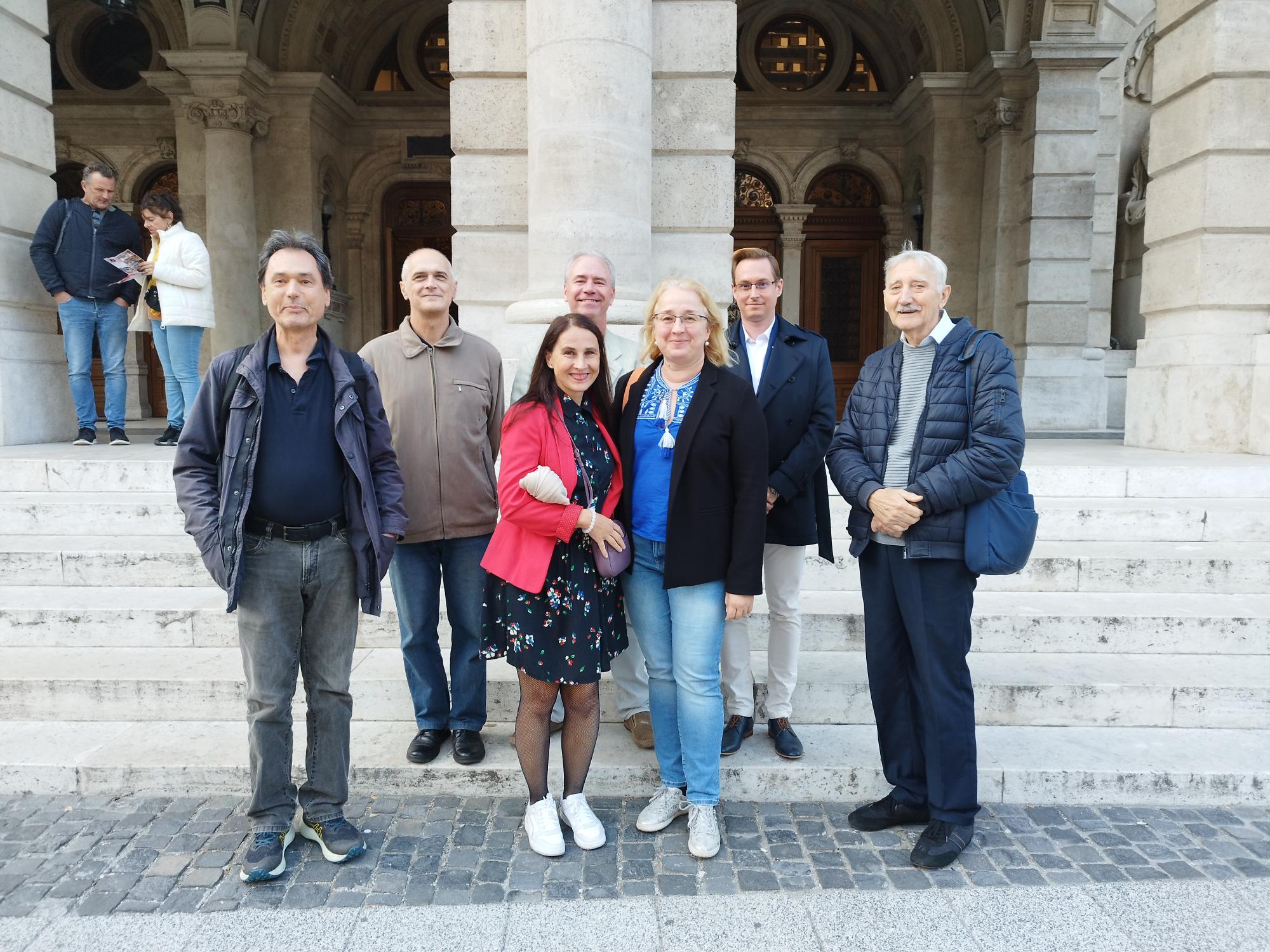 Az Operaház előtt 2